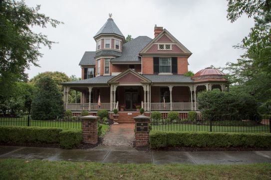 The Heywood C. Privott House (ca. 1900), Edenton, N.C. Courtesy, Library of Congress