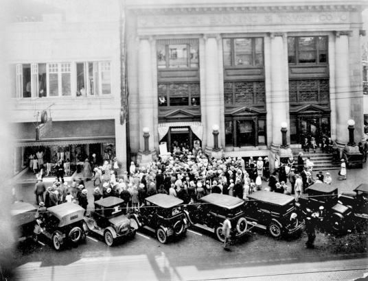 Crowds trying to get their savings from the Raleigh Bank & Trust Co. during a bank run in 1933. Courtesy, NC Office of Archives & History