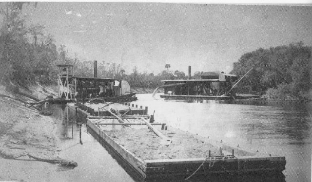 Phosphate mining on the Peace River, just upriver of Punta Gorda, ca. 1900. Courtesy, Punta Gorda History Center