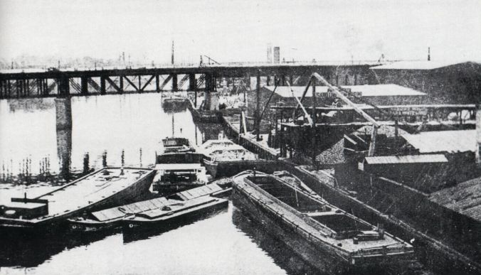 A good view of canal boats and lighters at Port Richmond, just north of Philadelphia, ca. 1900. Many canal boats that ran the Schuykill Canal left Philadelphia there. From The Schuylkill Navigation: A Photographic History (Canal Captain’s Press, 1991)
